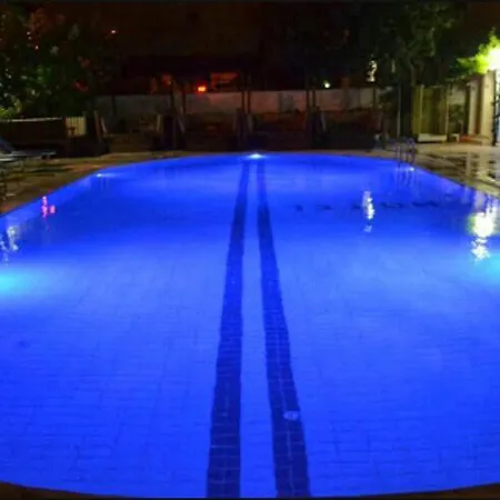 New St. Nicholas Garden לינה וארוחת בוקר *