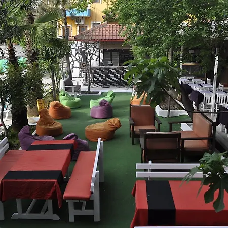 לינה וארוחת בוקר New St. Nicholas Garden *