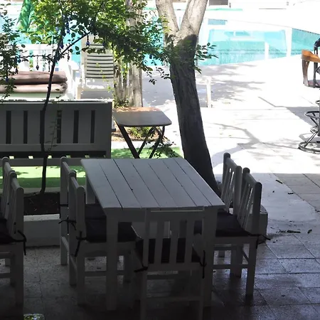 New St. Nicholas Garden B&B *