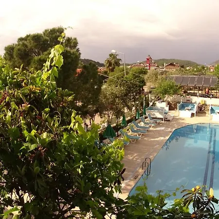 New St. Nicholas Garden B&B