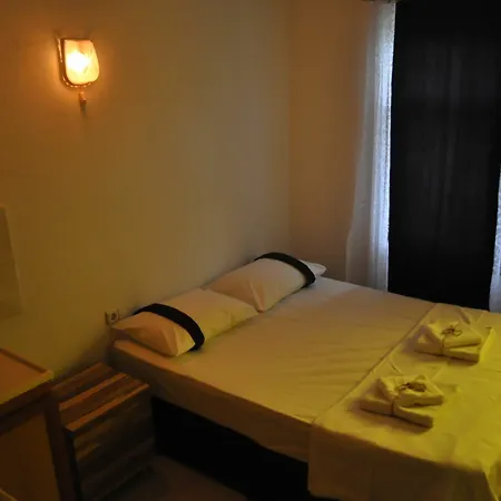 New St. Nicholas Garden B&B