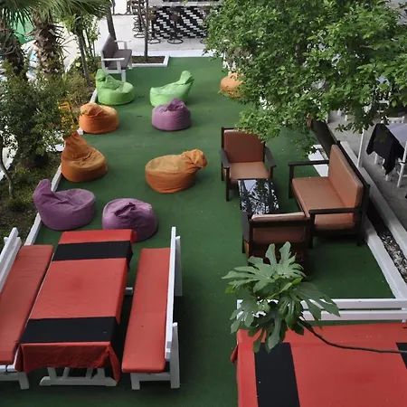 New St. Nicholas Garden 住宿加早餐酒店 *